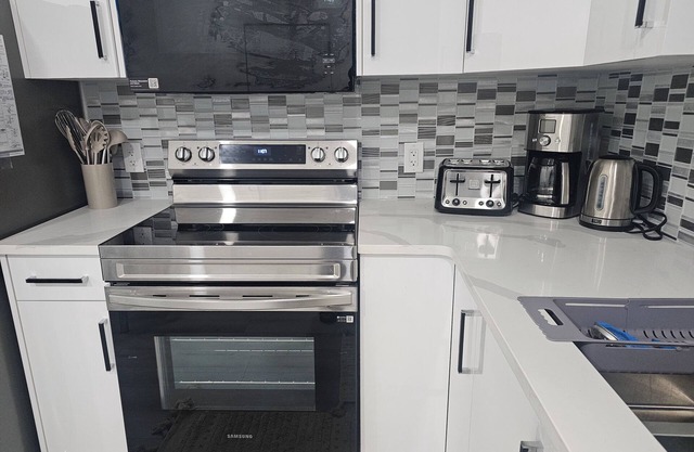 Stylish 2-Bedroom Suite Near Airport, Trails & Dining