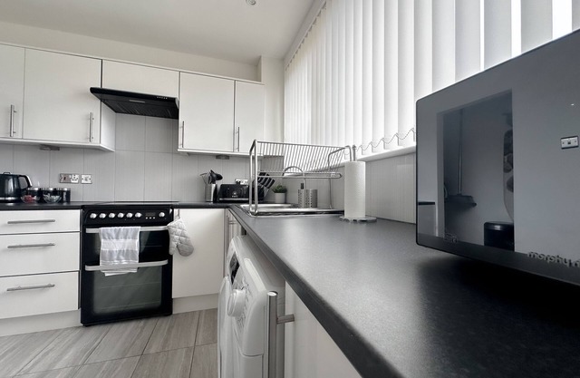 Stylish 2BD Apartment w/Free parking & Wifi- Near M6 & Family friendly park