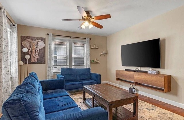 Stylish 2BR/2BA Retreat - Comfort & Convenience in Springfield