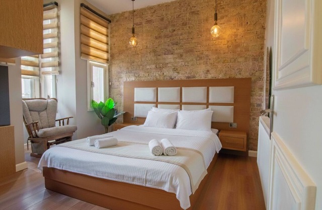 Stylish 2BR Apartment in Central Beyoğlu – LEO-01 Located just steps from Taksim Square, this modern 2+1 flat offers comfort and convenience in the heart of Istanbul. Enjoy easy access to cafes, shops, and public transport.