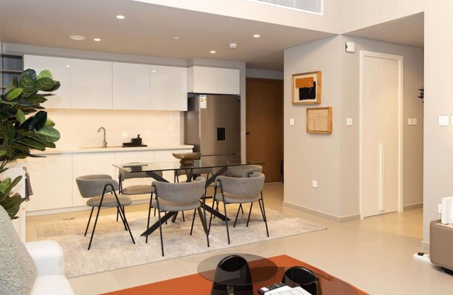 Stylish 2BR Apt with pool view of Burj Khalifa - Downtown Views