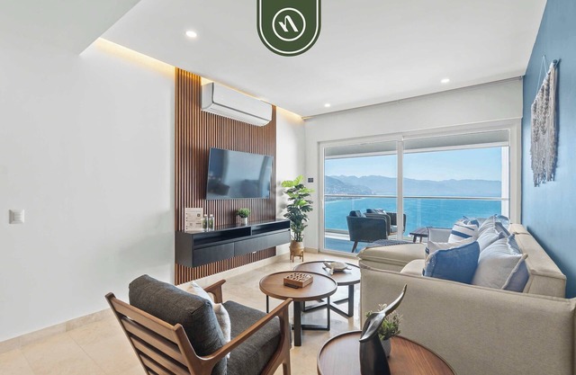 Stylish 2BR Condo - Amazing Beachview - Pools