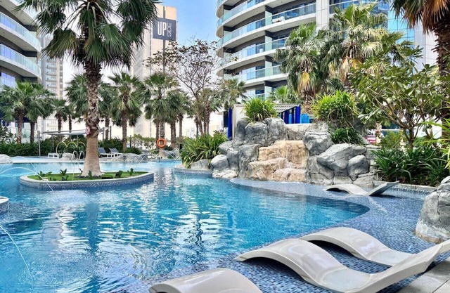 Stylish 2BR | Skyline Views, Near Burj Khalifa & Dubai Mall