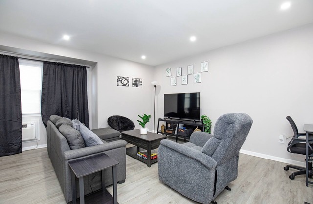 Stylish 2BR, Unit 2, Smart Lock, Yard, Laundry