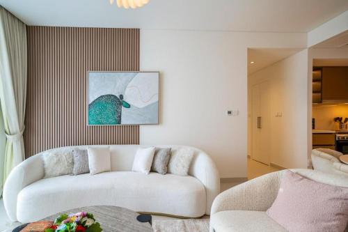 Stylish 2BR with City Views - 5 min from Burj & Mall