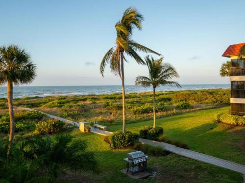 Stylish 2nd Floor Sanibel Condo Steps To The Beach 4C2
