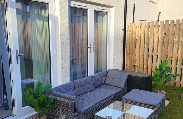 Stylish 3 bedroom, 2.5 bathroom home near Edinburgh airport. Free parking.