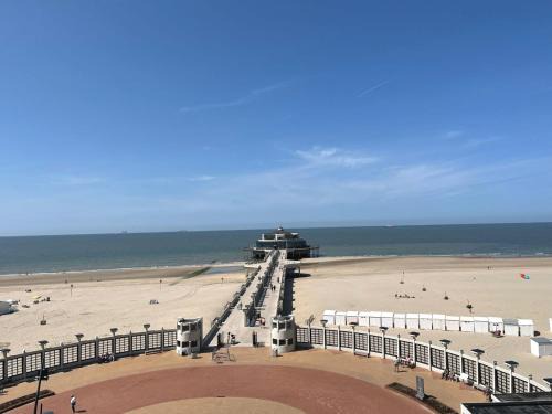 Stylish 3-bedroom apartment with panoramic views of the pier and the sea T214