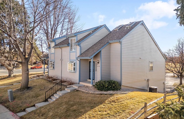 Stylish 3-Bedroom Home with Golf Course Backyard