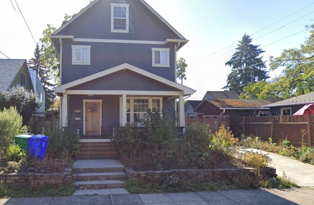 Stylish 3 Bedroom w/Spa + Yard
