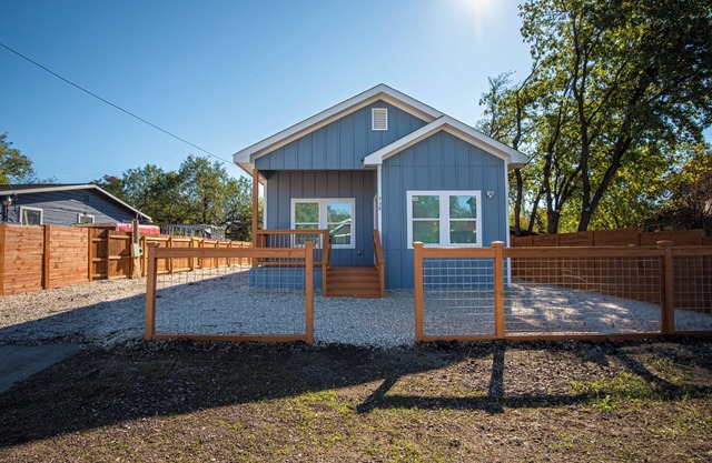 Stylish 3BR/2BA Urban Retreat Near Lively Downtown