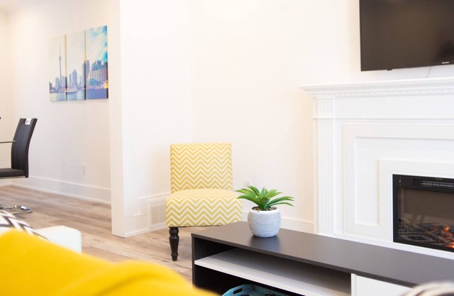 Stylish 4 Bedroom/2 Bath Home near Bathurst & Wilson