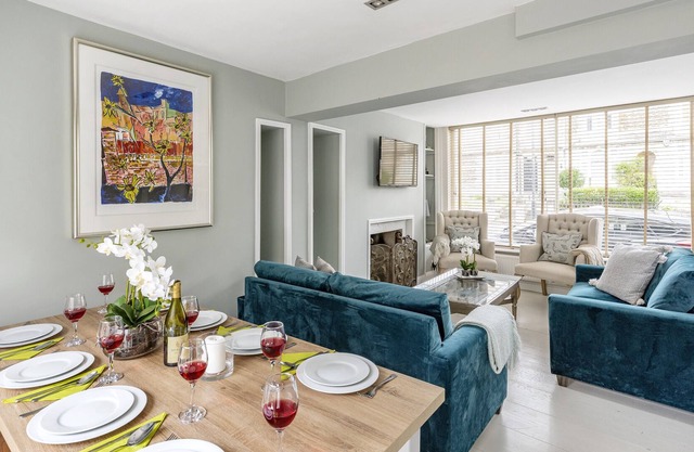 Stylish 4 Bedroom Townhouse With Bath City Centre On Your Doorstep!