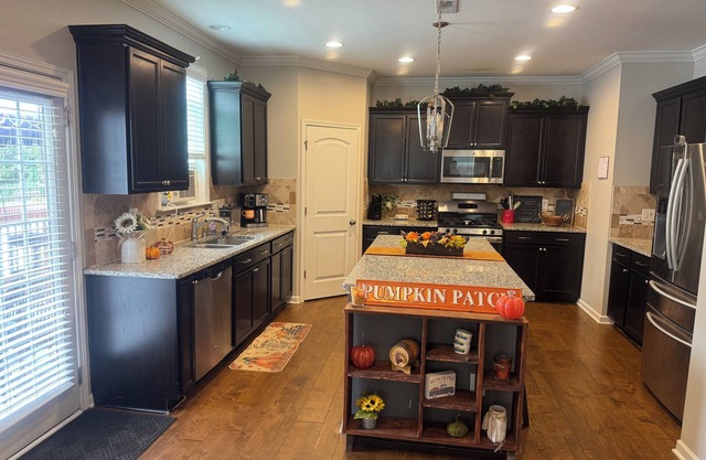 Stylish 4 BR Oasis With Pool Close To Downtown Fun