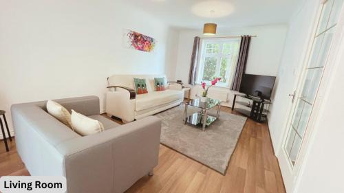 Stylish 4beds House with parking for contractors & families, HS2 NEC
