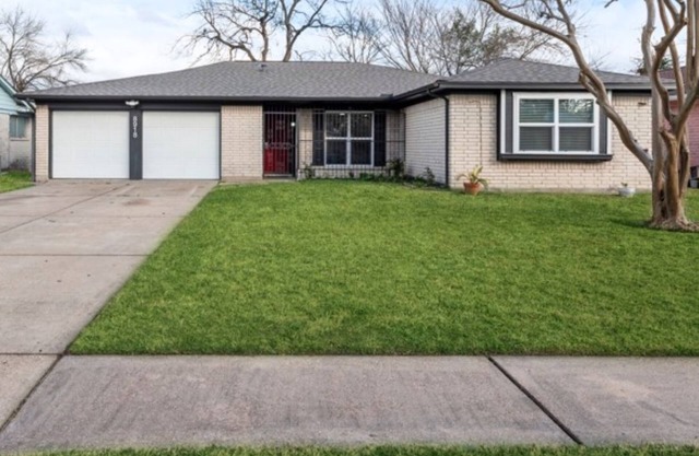 Stylish 4BR 2BA Home–Stocked Kitchen & Spacious Backyard. 9Mi to IAH 10Mi to DT.
