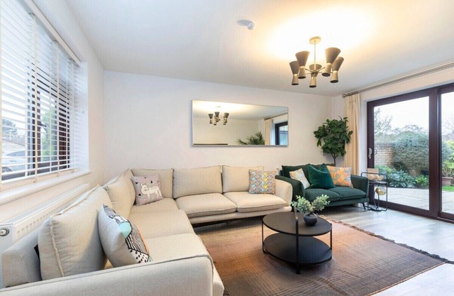 Stylish 5-Bed Detached Home Close to Cheltenham