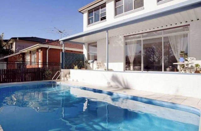 Stylish 5 BR House with Pool near Beach