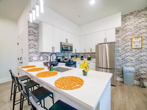 Stylish and Modern 2 - Bedroom apt minutes from NYC!
