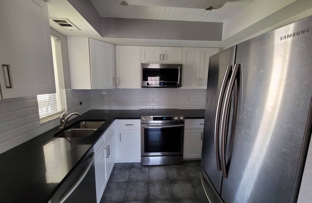STYLISH APARTMENT CLOSE TO SHOPPING RESTAURANTS