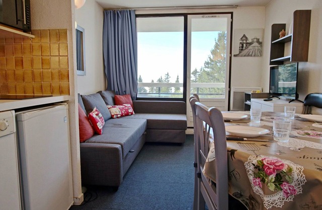 Stylish Apartment for 6 with Stunning Views, Balcony, and Close to Slopes