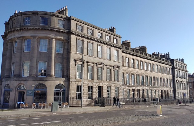 Stylish Apartment in Edinburgh City Centre, Sleeps 4. License no. EH-68704-F