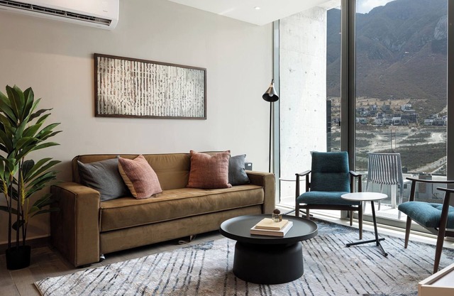 Stylish Apartment: Pool, Gym & Mountain Scenery
