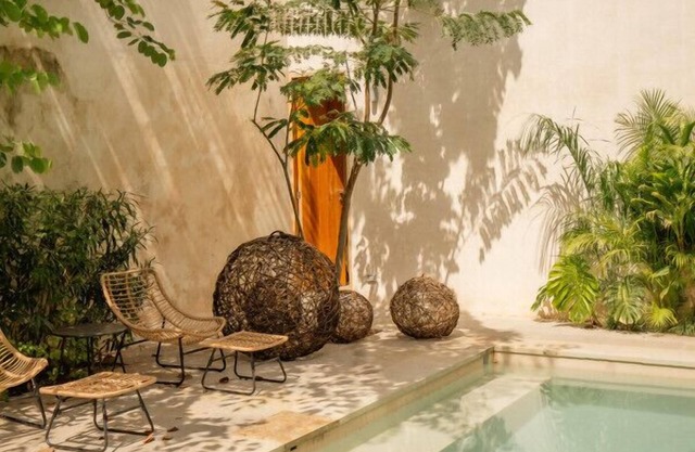 Stylish apartment w private Balcony and Pool access
