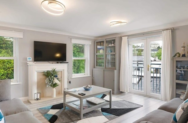 Stylish Apartment with Private Parking, Torquay