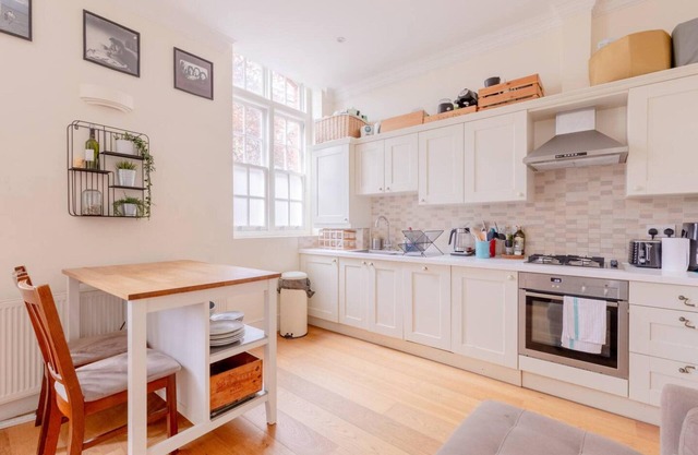 Stylish Bohemian 2BD Flat — Mile End Park!