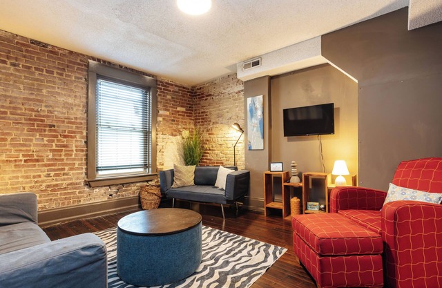 Stylish Brick 1BR near 39th & KU Med