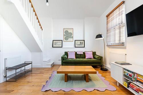 Stylish Chelsea Flat with Luxe Comfort & Charm