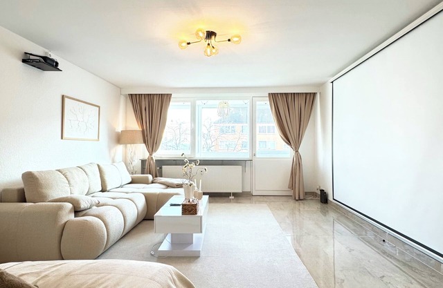 Stylish city apartment I WiFi I movie screen I balcony I central