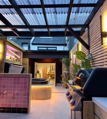 Stylish City Centre Hideaway & Private Hot Tub