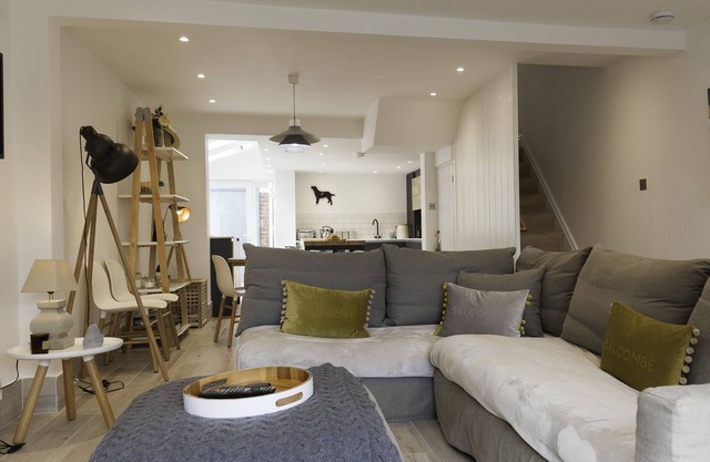 Stylish Coastal Living | Prime Location | Garden