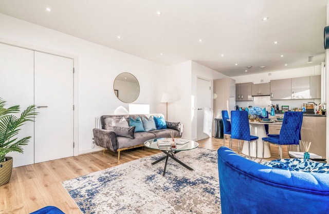 Stylish Colindale Apartment| Balcony w/City Views