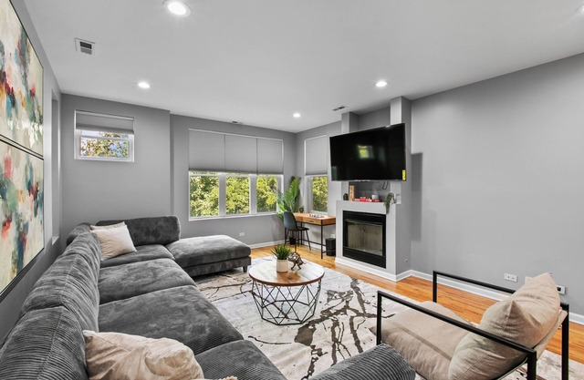 Stylish & Comfy 2BR/2.5BTH condo w/Pool and Poker table near Med/United Center