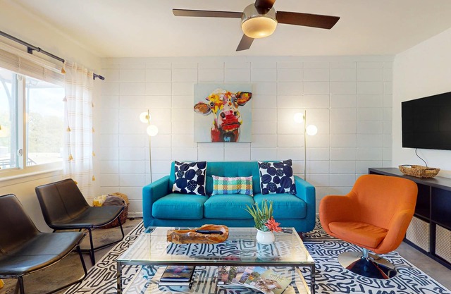 Stylish condo w/WiFI, full kitchen, shared pool, balcony, and downtown views