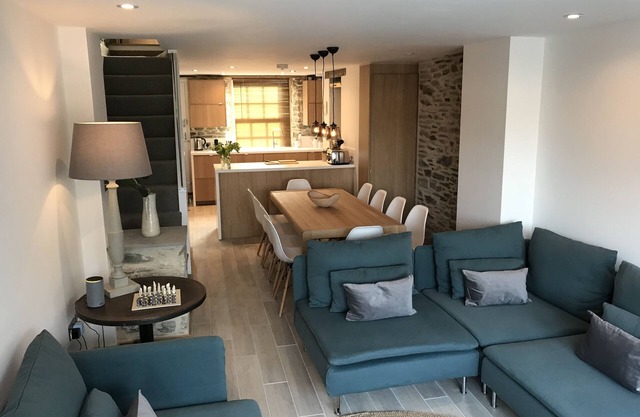 Stylish Cottage, central location with harbour view and double parking