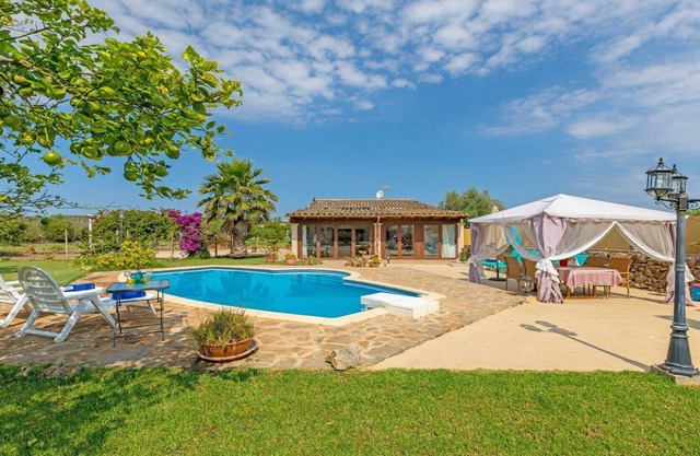 Stylish country house in the center of the island
