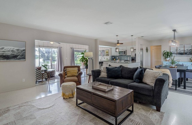 Stylish & Cozy~ 10mins to beach and shops