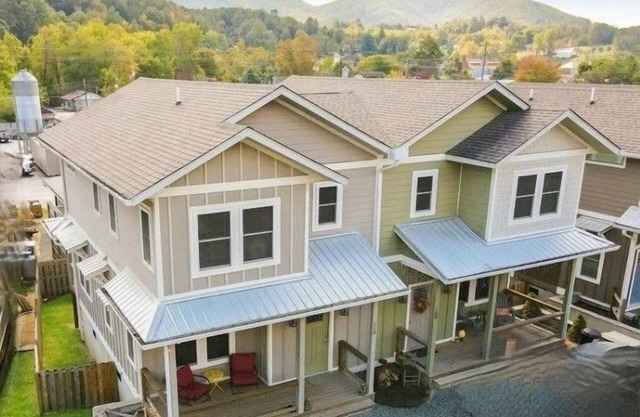 Stylish Downtown Gem Hot Tub Custom Bunkroom Walk Everywhere, Relax, Enjoy