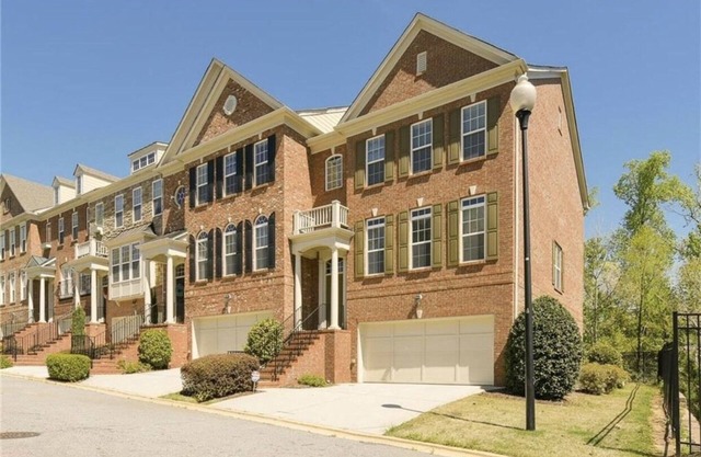 Stylish end unit townhome in the heart of Vinings. Close to shops & restaurants