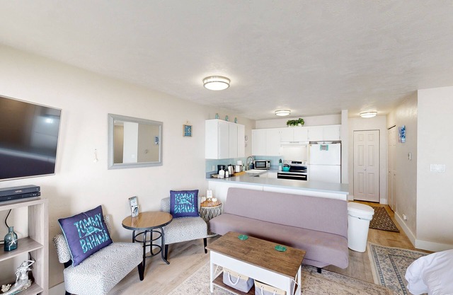 Stylish Escape W/Shared Pool, Direct Beach Access, Private Balcony & Ocean View