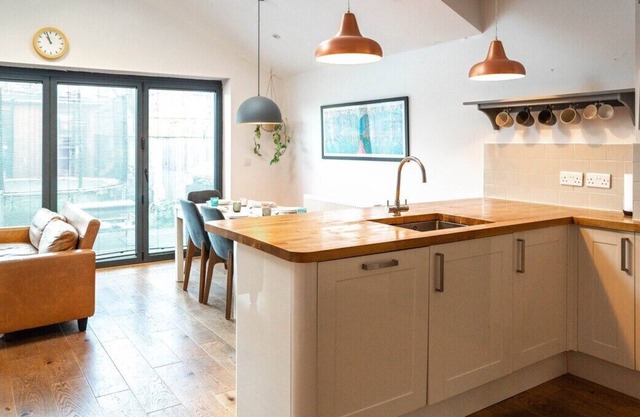 Stylish Family Home w/Garden near Centre