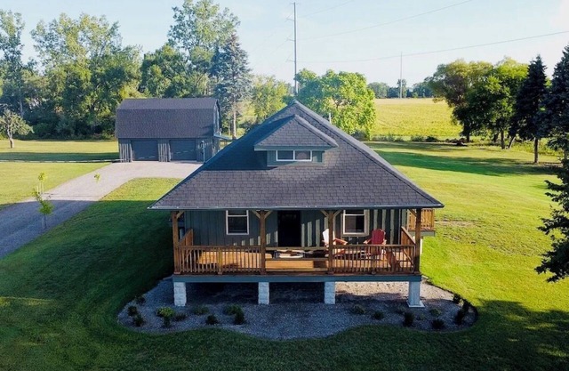 STYLISH FARMHOUSE AC + LAWNCAREn7 MIN TO BAY CITYnCONVENIENT TO MAJOR SHOPPING