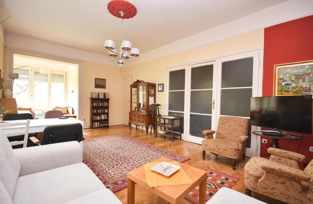 Stylish Flat w Balcony next to the Castle & Metro