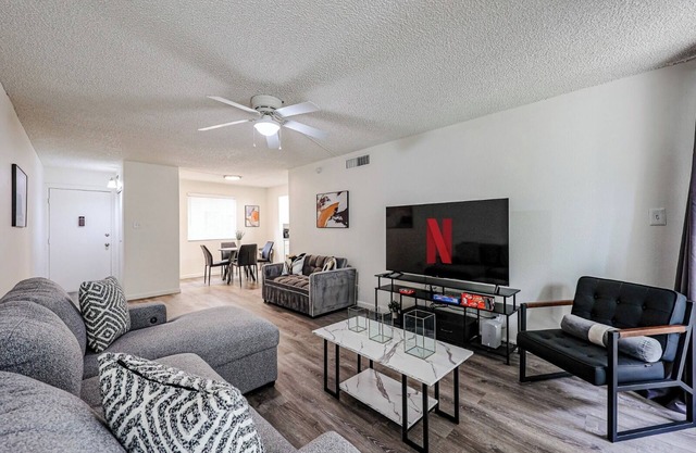 Stylish FULL 1BR Retreat w/Sofa Bed, Shopping & Bars