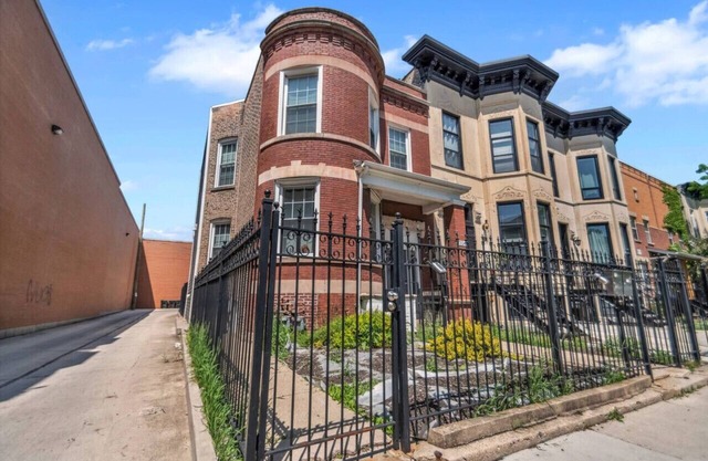 Stylish Garden Apartment | Walk to United Center