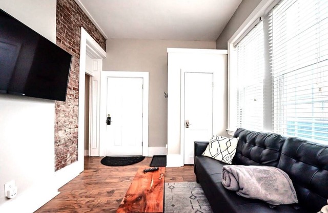 Stylish Historic Apartment - Queen Bed, Fast WiFi, Easy Parking!